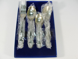 Набор столовых приборов из нержавеющей стали 18 предм. М3 Тройка с худож. росписью упаковка - флок под бархат Павловский завод им. Кирова СН-81ХР2/14