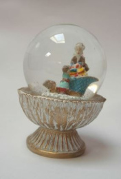 Сувенир из полирезины Снежный шар Дети с подарками 9х9х12,3см Феникс презент 38361